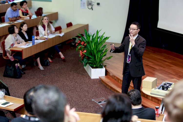 Charles Bark在新加坡INSEAD人工智能论坛发表演讲